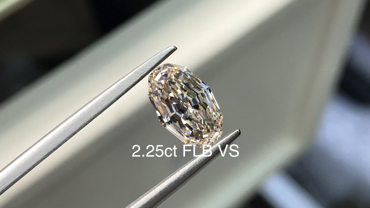 2.25克拉 阶梯椭圆 FLB(棕)色 VS